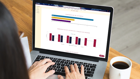Laptop Exibindo Análises do Fii Data Pro - Solicitar Demonstração
