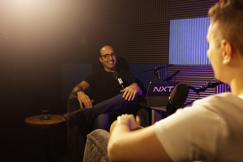 Giancarlo Nicastro conversando com um convidado durante a gravação do NXT Podcast.