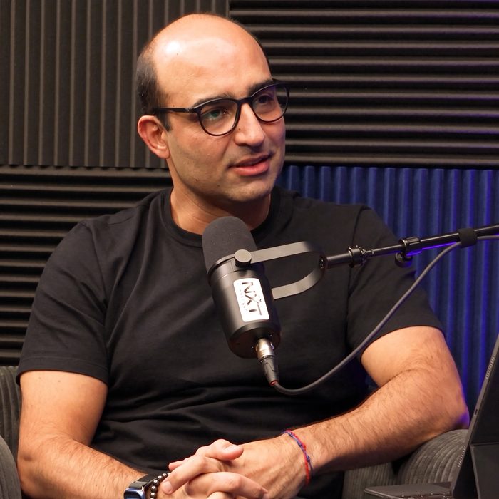 Giancarlo Nicastro, fundador e CEO da SiiLA, ao microfone no estúdio do NXT Podcast.