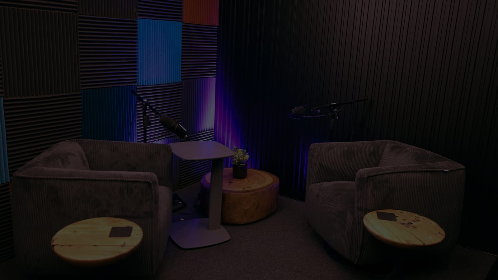 Estúdio do NXT Podcast com duas poltronas e microfones.