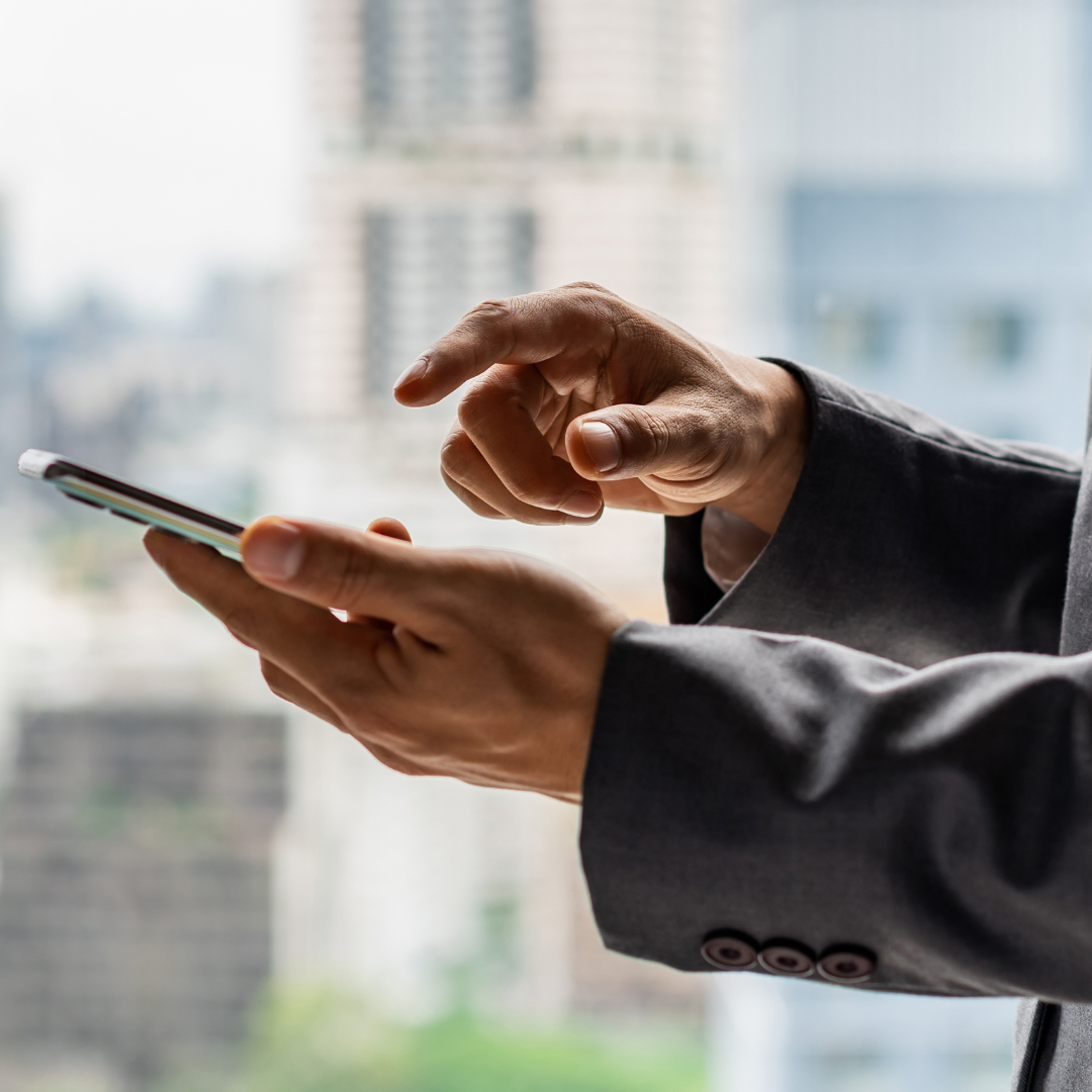 Pessoa Utilizando Celular para Entrar em Contato Conosco